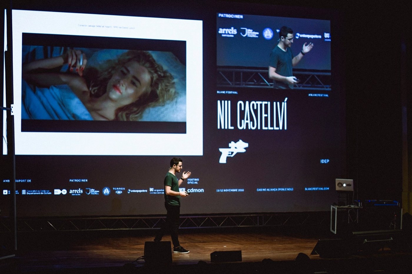 Nil en el escenario del Blanc Festival, con su nombre proyectado en la pantalla gigante