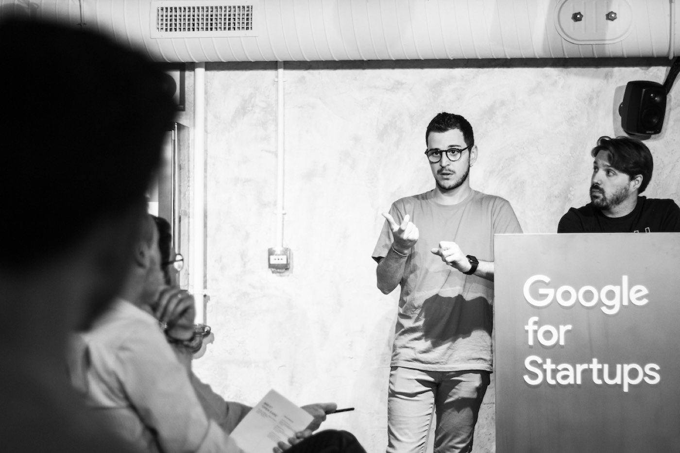 Nil dando una charla en Google for Startups Campus