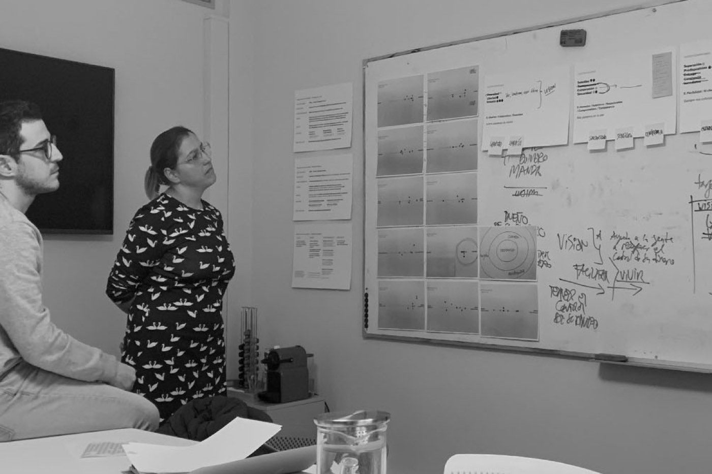 Sesión de trabajo frente a una pizarra llena de mapas y notas, en Reby